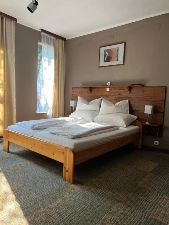 扎马迪Villa Sagan的一间卧室配有一张大床和木制床头板
