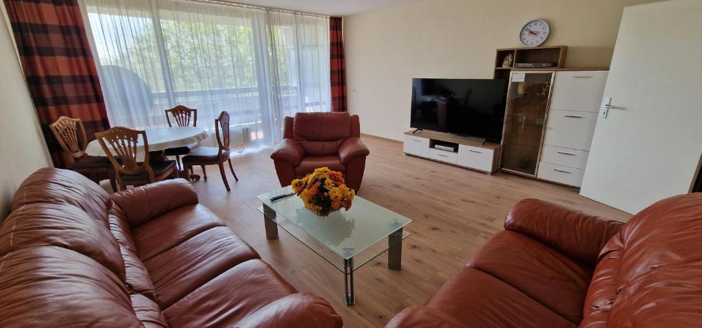 科隆City Apartment Cologne-Weiden的客厅配有沙发和桌子