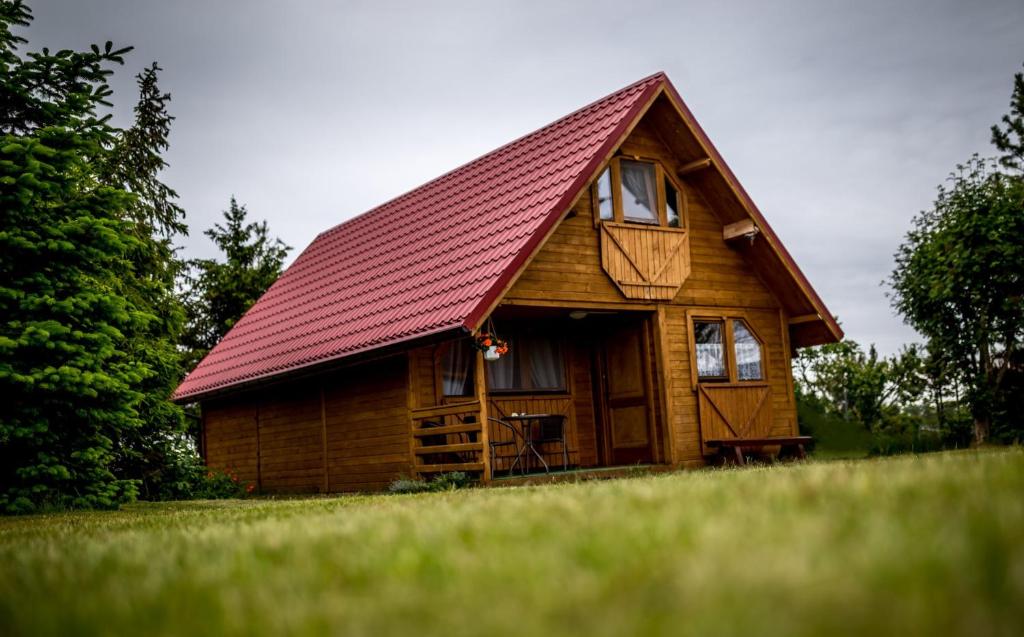 米泽德沃兹Villa Zastań的一间设有红色屋顶的小木屋
