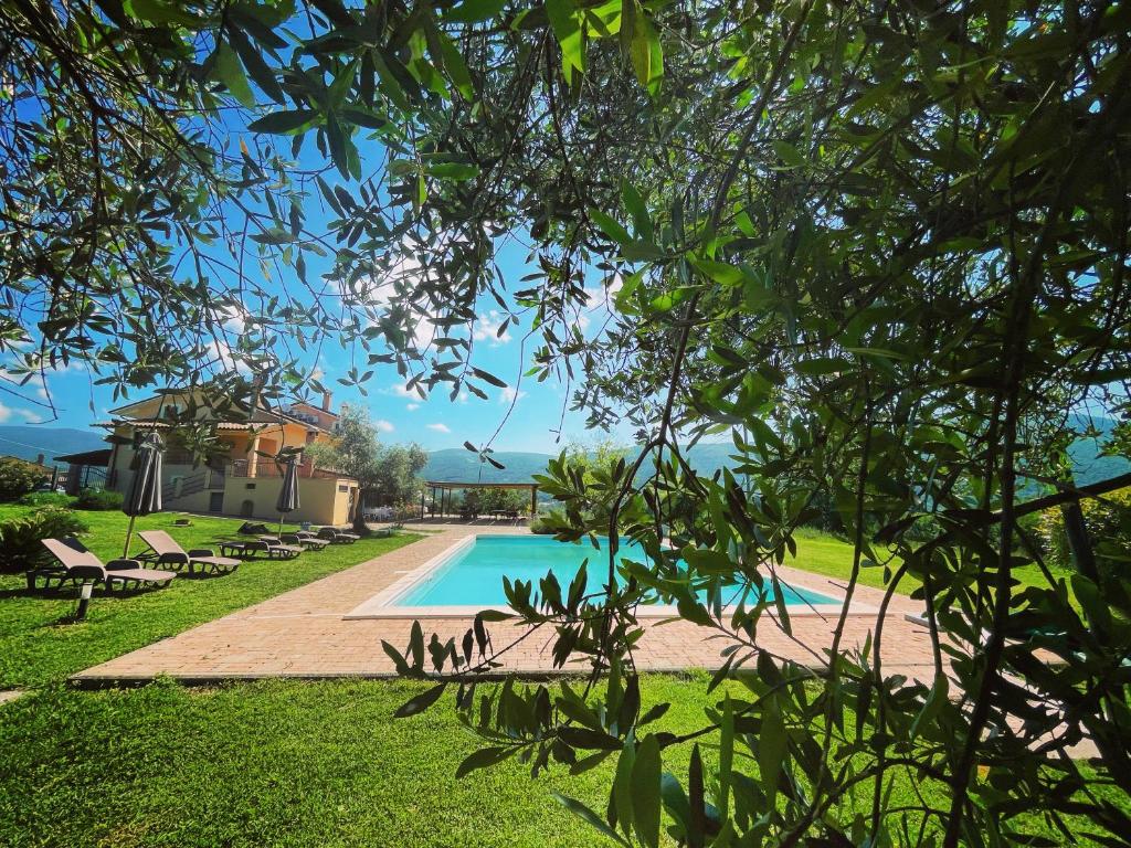 阿奎阿斯巴达Tenuta delle Acque的享有庭院内游泳池的景色