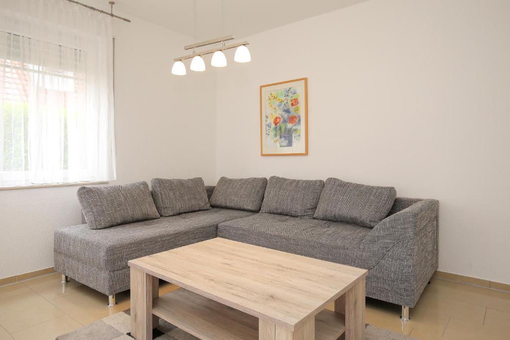 博尔滕哈根Sanddornweg Wohnung 13 a的客厅配有沙发和桌子