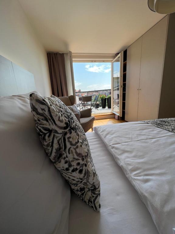 布拉格CE Apartment Prague Castle的一间卧室配有一张带枕头的床