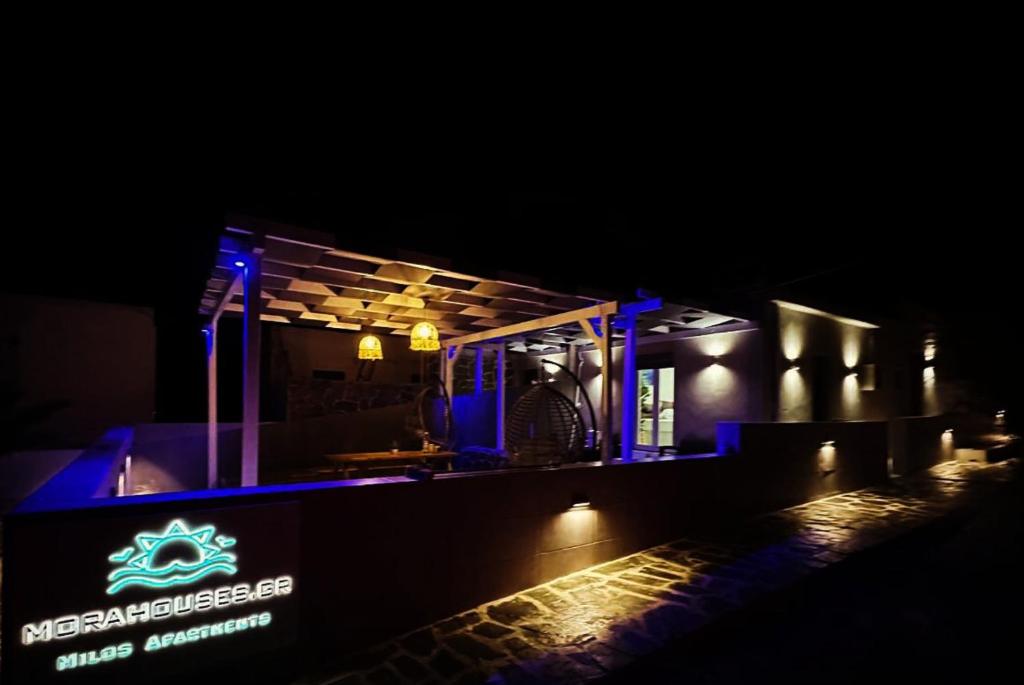 MandrakiaMora Houses的黑暗中带有蓝色灯光的舞台