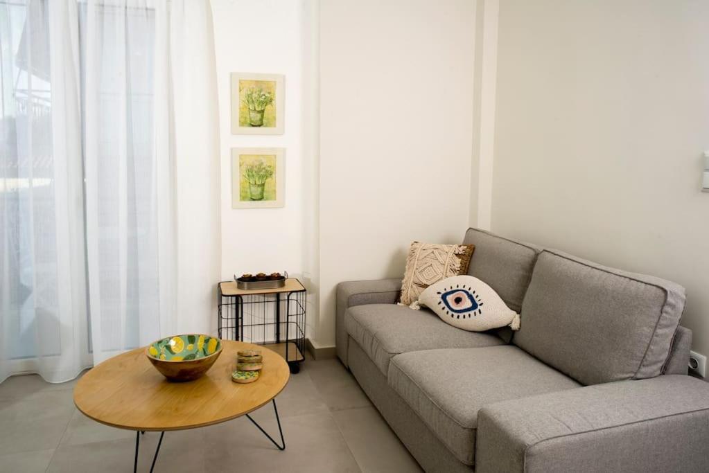 美西尼G&K House View的客厅配有沙发和桌子