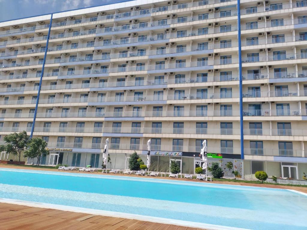 道泽兹西特里奥格Blaxy Resort STEFI的一座大型建筑,前面设有一个游泳池