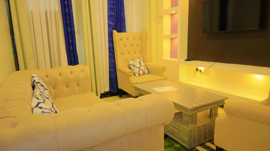 Langata RongaiSpringStone apartment 1 bedroom no 5的客厅配有沙发和桌子
