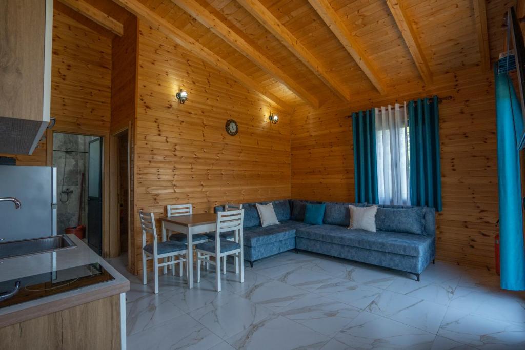 维利波吉The Sea House Velipoje的客厅配有沙发和桌子