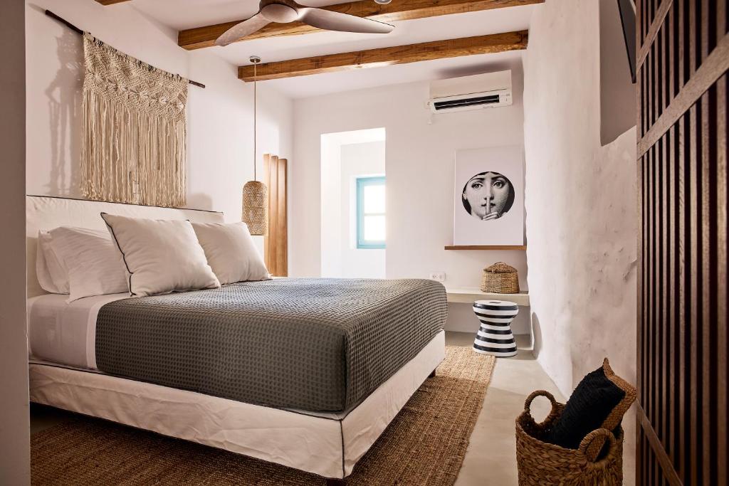 埃尔莫波利斯Syroc Maison的一间卧室配有一张床和吊扇