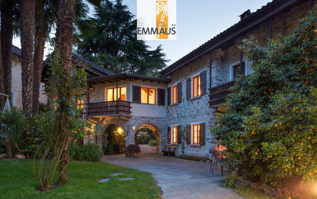 阿斯科纳Parkhotel Emmaus - Casa Rustico的享有带庭院的外部景色