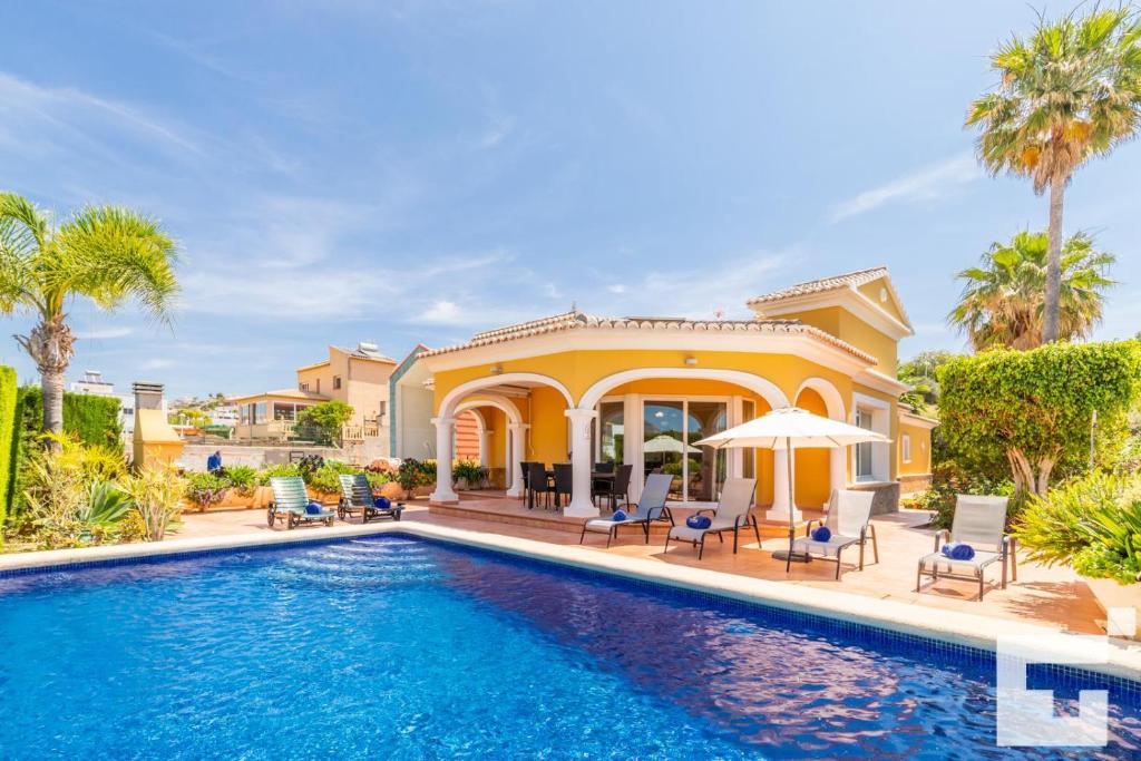 卡尔佩Villa Casanova - Grupo Turis的别墅前设有游泳池