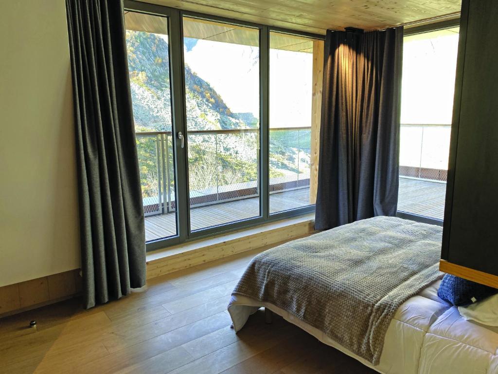 阿拉纽埃Lagrange Vacances L’Écrin du Badet的一间卧室设有一张床和一个大窗户