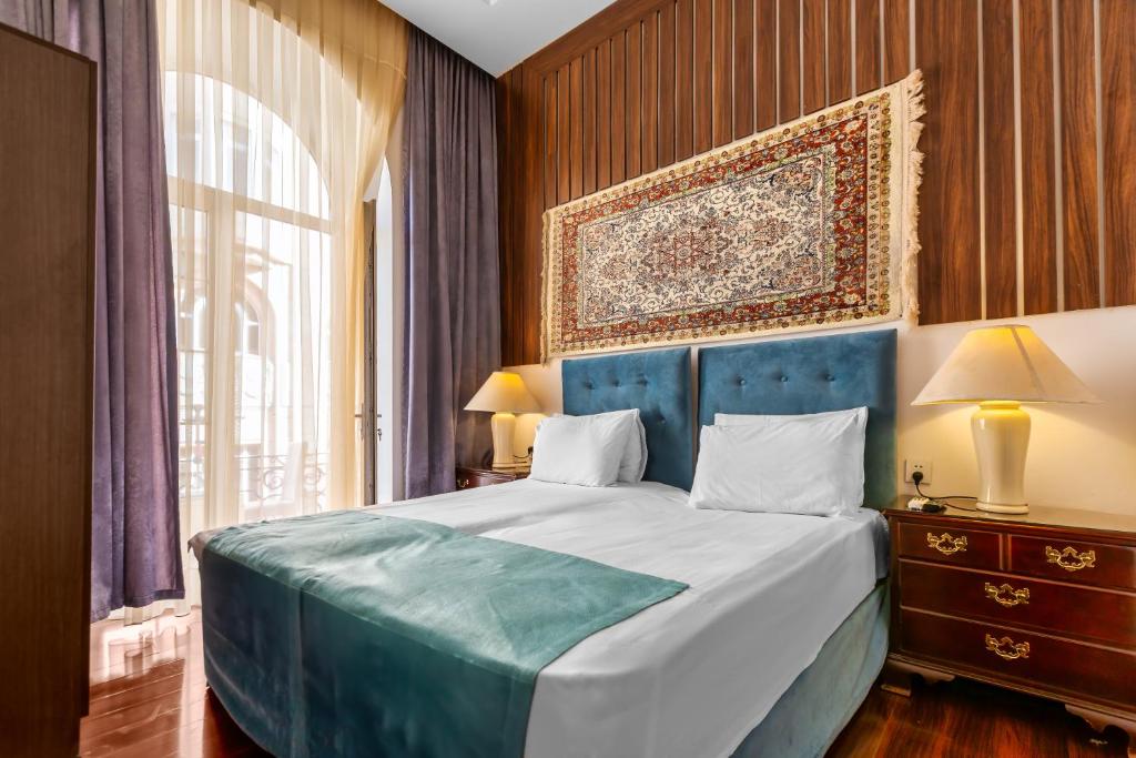 巴库Lacasa Nizami Street的一间卧室设有蓝色的床和大窗户