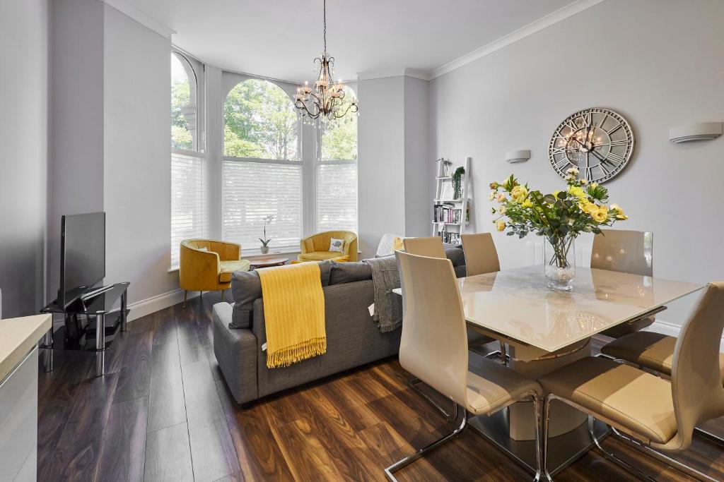 斯卡伯勒Host & Stay - Brooklands Timeless的用餐室以及带桌子和沙发的客厅。