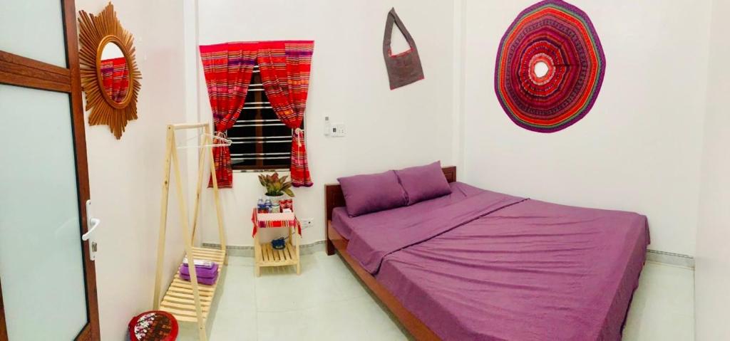 木州县Pết house Mộc Châu的一间卧室设有紫色的床和窗户