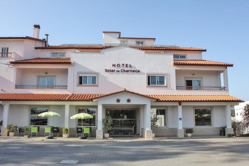莱里亚Hotel Solar da Charneca的前面有标志的酒店