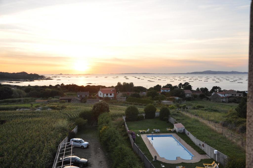 里博雷多Hotel Agrelo的享有带游泳池和海洋的度假村的空中景致
