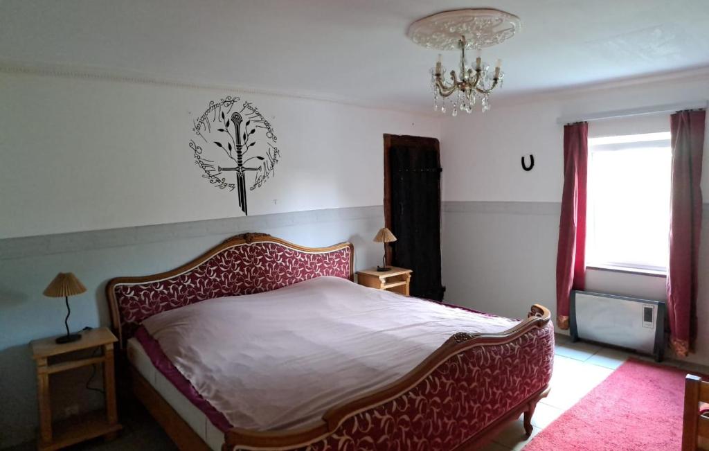 LeśnoŚródziemie Gondor的一间卧室配有一张床和一个吊灯