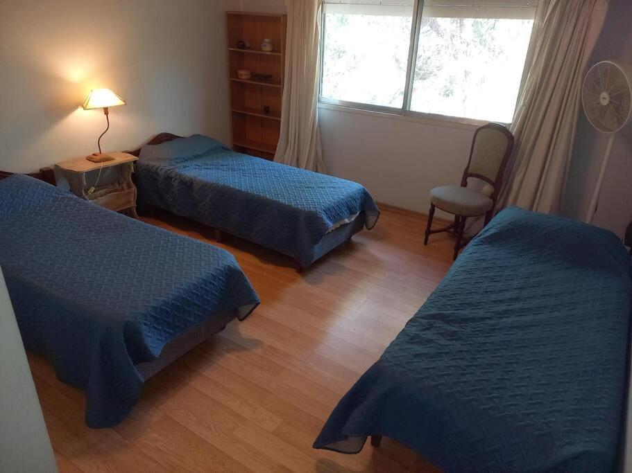 贝拉维斯塔Casa amplia - Pileta y parque的酒店客房设有两张床和窗户。