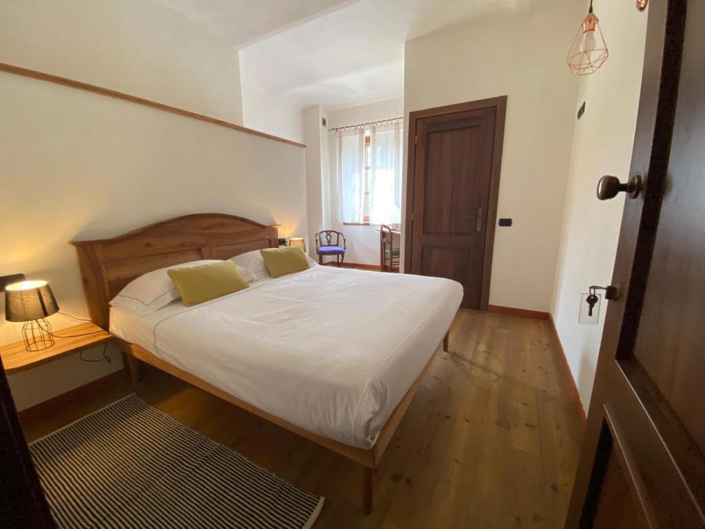 San Paolo SolbritoMulino del Casale - nature b&b的一间卧室配有带白色床单和黄色枕头的床。