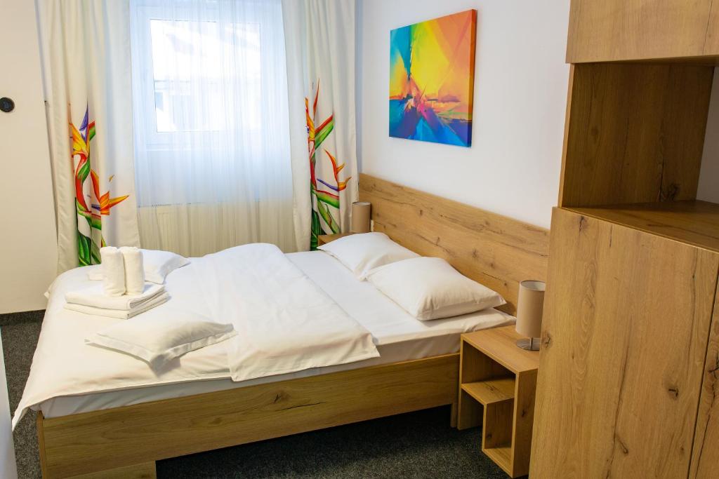 布什泰尼Casa Liana的一间卧室配有带白色床单和枕头的床。