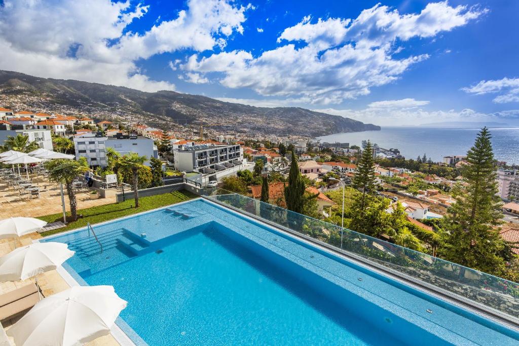 丰沙尔马德拉美景酒店的享有城市和大海景致的游泳池