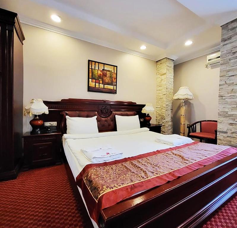 普里什蒂纳Hotel Royal的一间卧室,卧室内配有一张大床