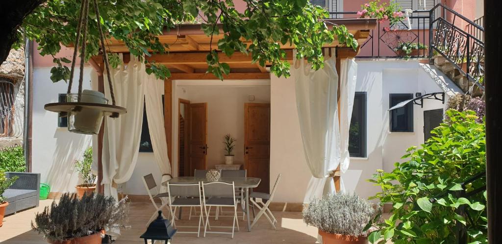 MonterosiIL GIARDINETTO di Dilyana的庭院配有桌椅和植物