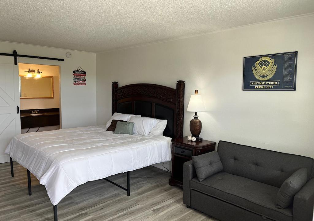 布兰森Ballparks Inn的一间卧室配有一张床和一张沙发