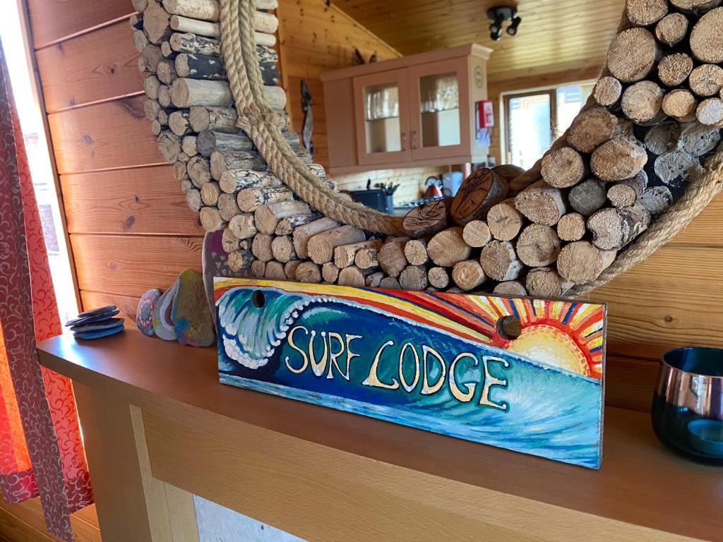 West DownSurf Lodge的小屋柜台上的冲浪小屋标志