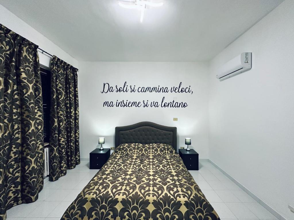 蒙特西尔瓦诺Siliade Apartment的卧室配有一张壁挂式海报的床