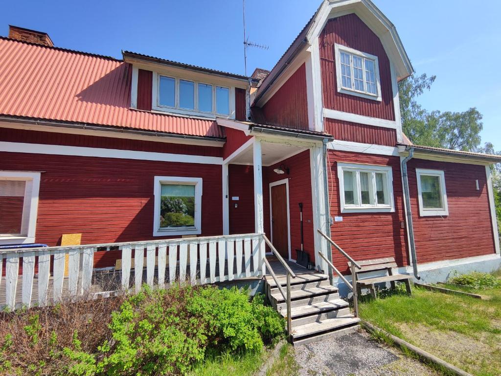 卢德维卡Living Ludvika的前面有白色围栏的红色房子