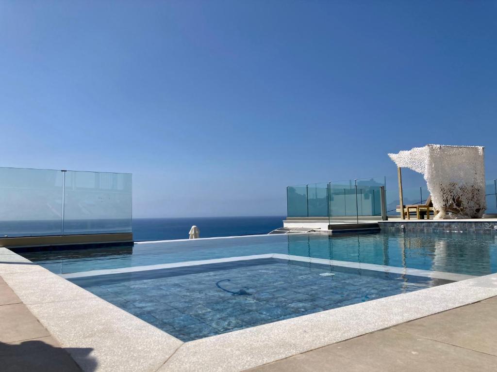 依拉佩特拉Zax sea view villas的一座背景海洋的游泳池