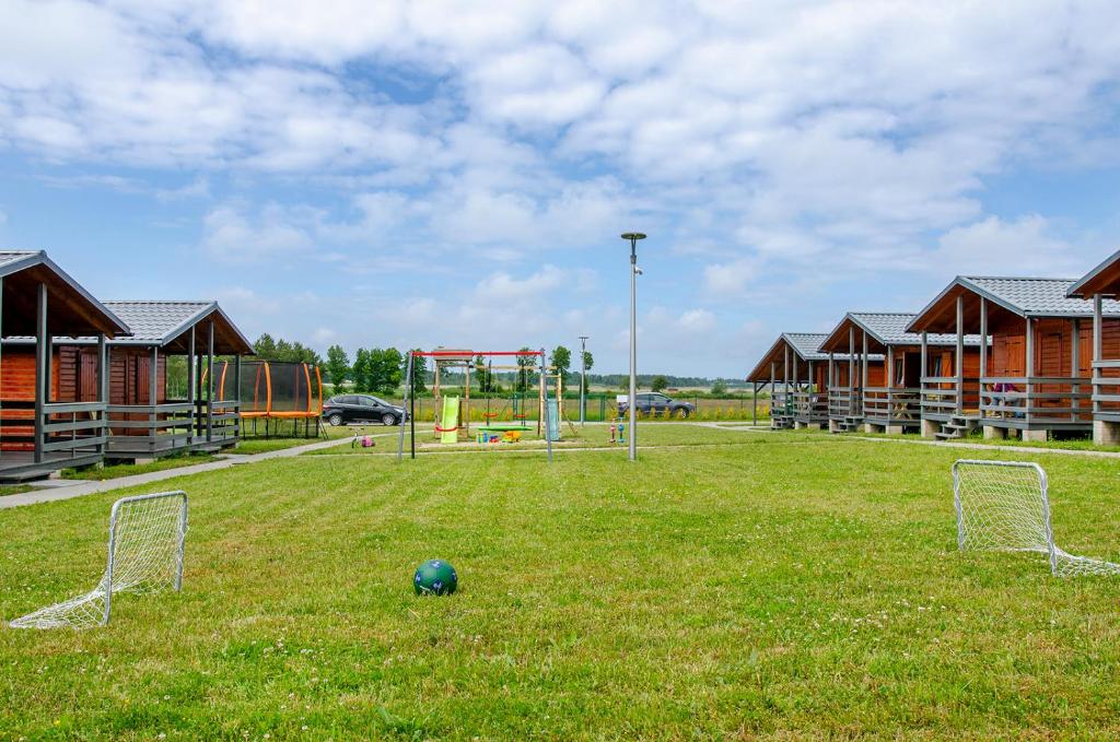 KopańDomki pod wzgórzem的草地上带足球球的足球场