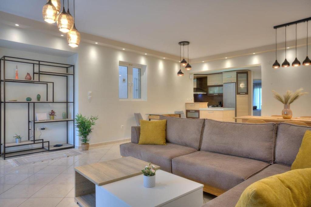 雅典Luxurious 2-bedroom 100m2 Apartment in Elliniko的客厅配有沙发和桌子