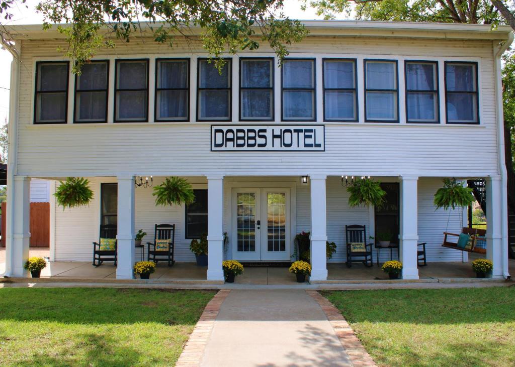 LlanoDabbs Hotel Bed and Breakfast的上面有酒店写字台标志的建筑