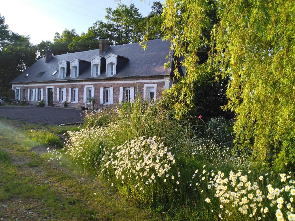 La Ferme Du Parc的前面有花田的房子
