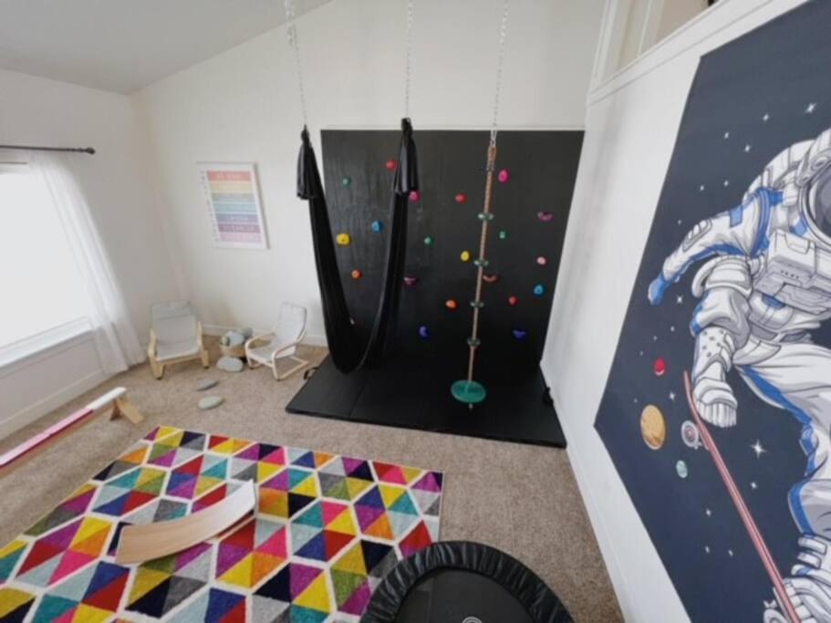 雷克斯堡Stunning 5 Bedroom Rexburg Home的一个带攀岩墙和游乐健身房的儿童房