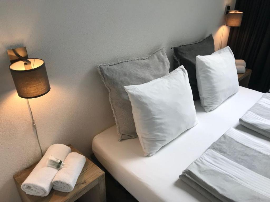 阿姆斯特丹雅堡别墅旅馆的配有枕头的床的客房
