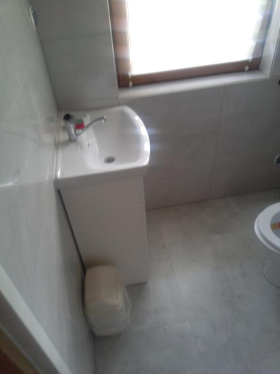 OlszanicaDomki całoroczne Bieszczady的白色的浴室设有水槽和卫生间。