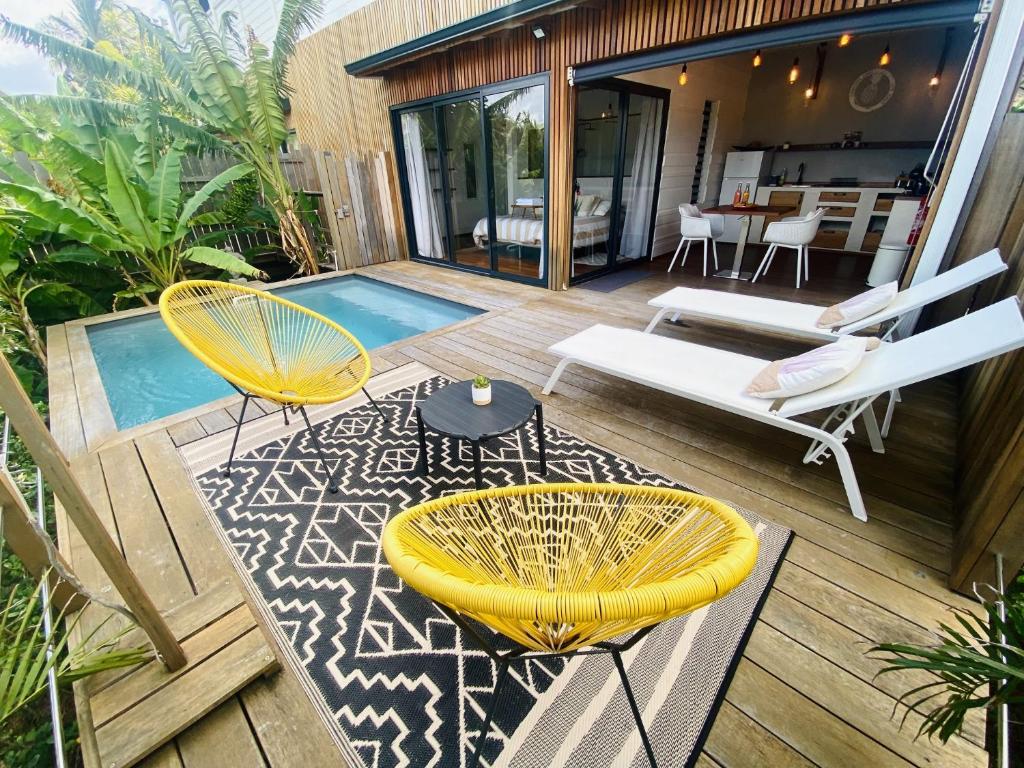 勒迪亚芒ZANNANNA LODGE的庭院配有2把黄色椅子和桌子