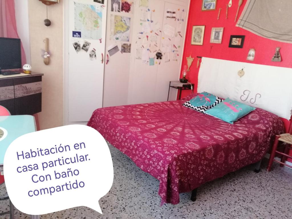 阿姆泼斯塔lo flamenc @Amposta的一间卧室配有一张红色墙壁的床