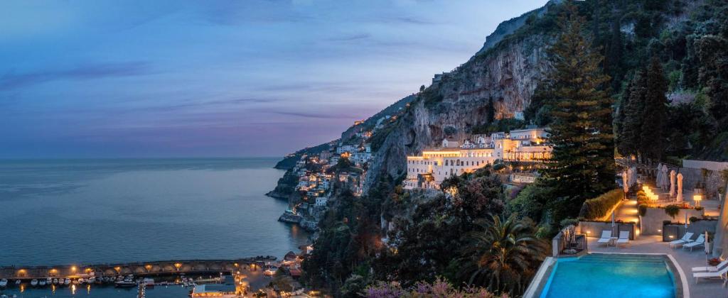 阿马尔菲Anantara Convento di Amalfi Grand Hotel的享有阿马尔菲海岸的夜间景色