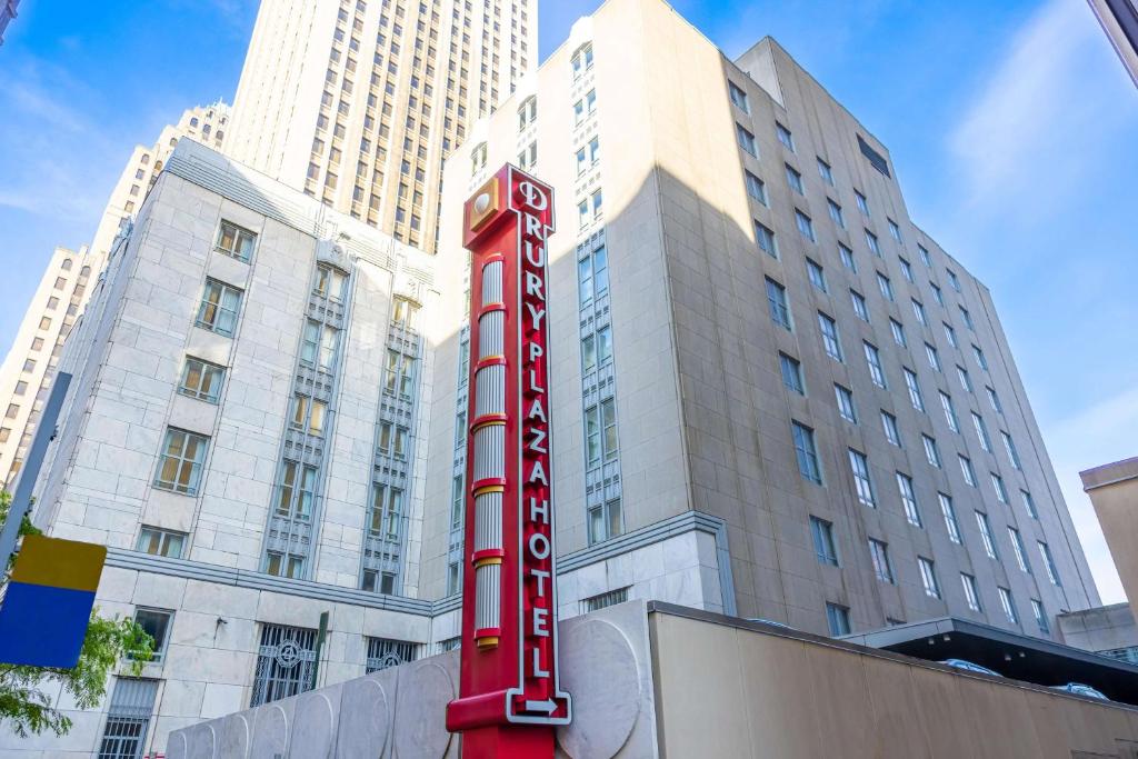 匹兹堡匹兹堡市中心德鲁里广场酒店的大楼前的红色酒店标志