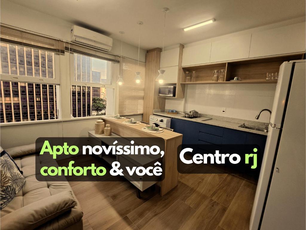 里约热内卢Novíssimo APTO metrô na porta VLT Centro Rio的一间配有沙发和桌子的厨房