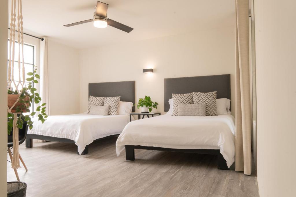 圣米格尔-德阿连德Hotel Casa Guadiana的一间卧室配有两张床和吊扇