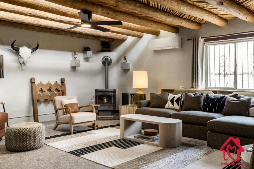 圣达菲Rancho de La Luna Casita的带沙发和壁炉的客厅
