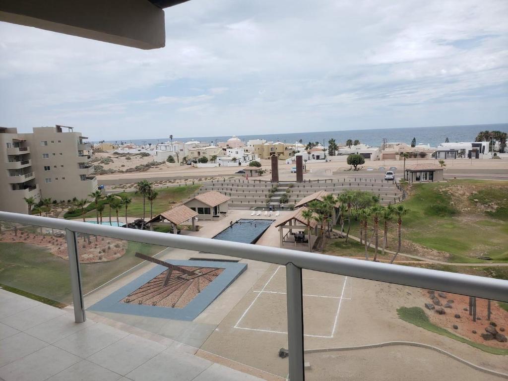 佩尼亚斯科港Corona Del Sol 1003, Puerto Peñasco, Las Conchas的阳台享有篮球场的景致。