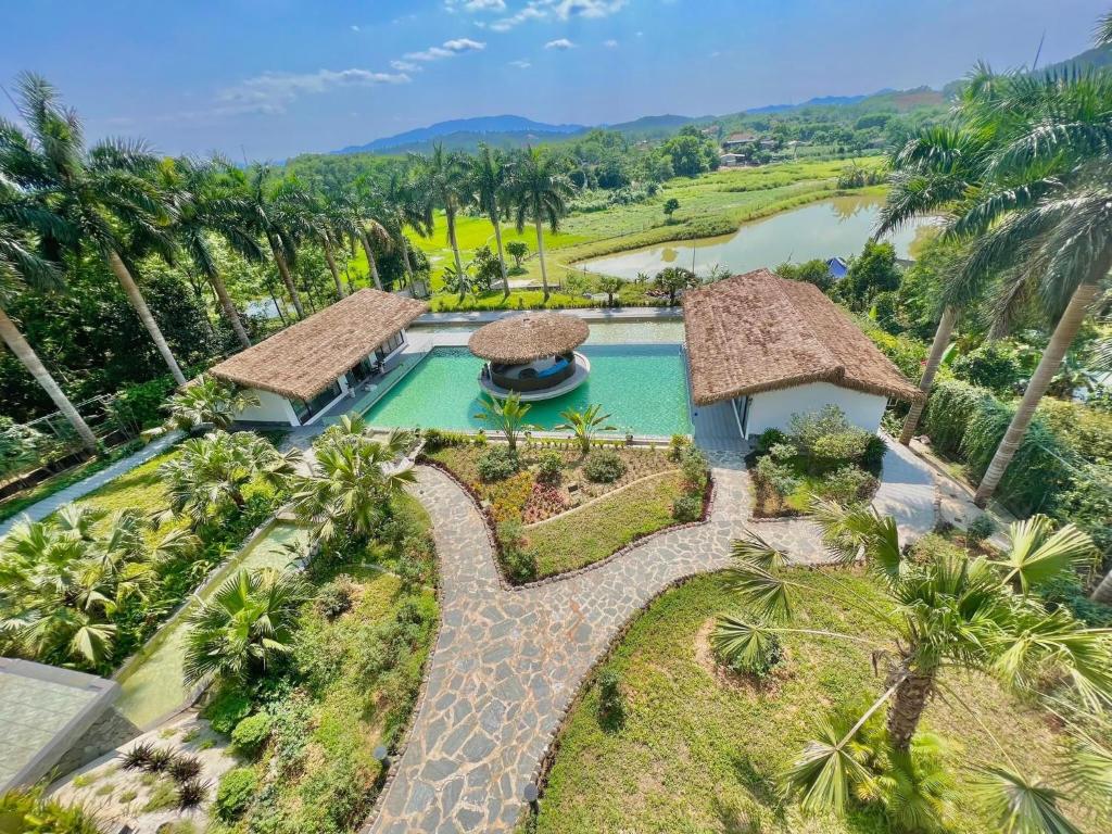 巴位Eagle Bavi Resort的享有带游泳池的度假村的空中景致
