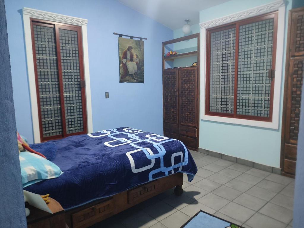 Casa García的一间卧室配有一张带蓝色毯子的床