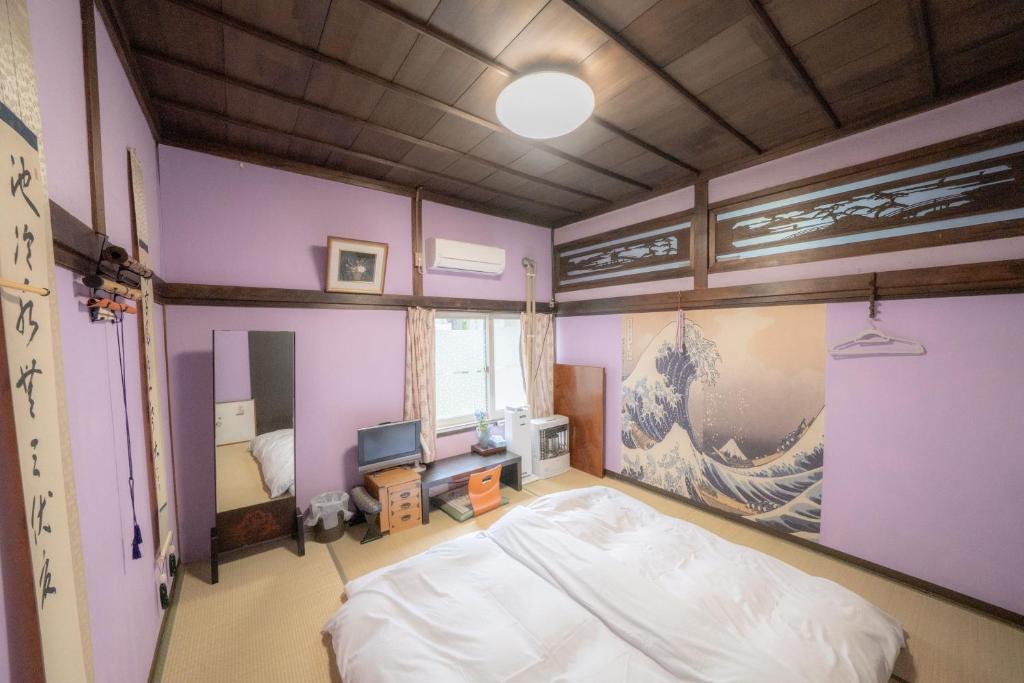 小樽小樽民泊太田1号館的一间卧室配有一张床和一台电视。
